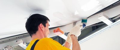 Натяжной потолок или облицовка стен – что правильно делать сначала?
