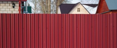 Современные стройматериалы, применение профнастила в строительстве заборов.