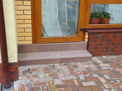 Прекрасный вид цоколя с термопанелями