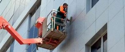 Автовышка – незаменимый помощник при проведении текущего ремонта фасада