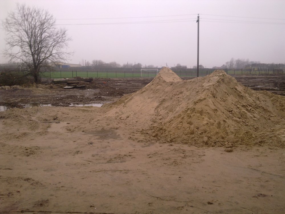Куб песка цена московская область. Виды песка намывной. Куб песка. Песок на стройке. 40 Кубов песка.