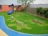 Искусственная трава – идеальное решение для спортивных школьных и детских площадок.