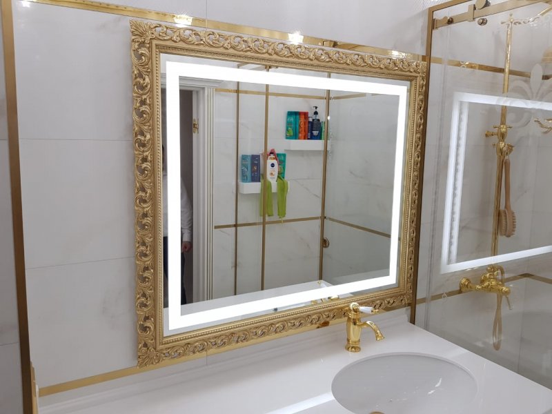 Зеркало в раме в ванную