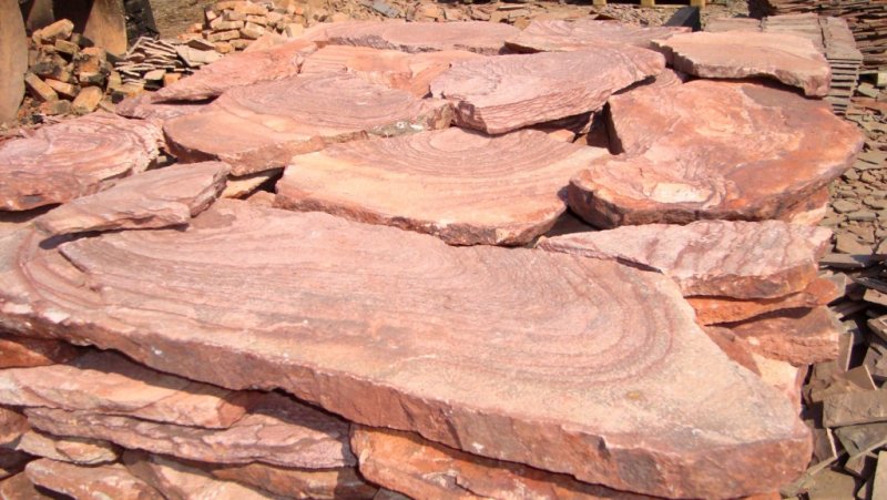 Природный камень "Красный с разводами - рисунком песчаник"