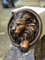 Маскарон-скульптура из бетона Морда льва с лапой