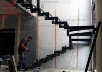 Металлическая лестница на ломаном косоуре с площадкой