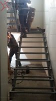Лестница на металле с перилами Лестница на металлическом каркасе в дом на второй этаж