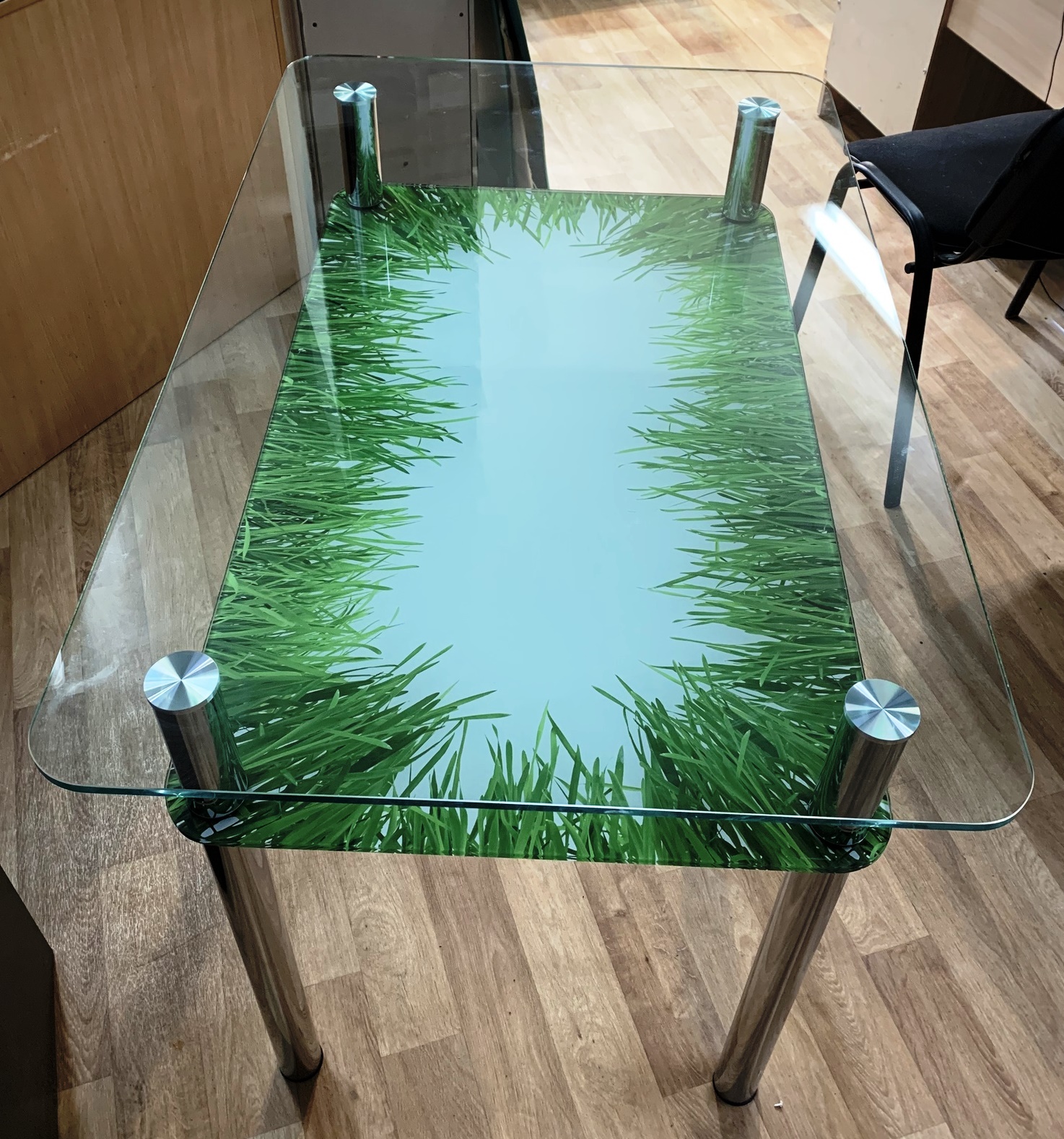 Стол со стеклянным покрытием