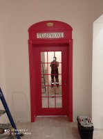 Дверь в стиле английской телефонной будки