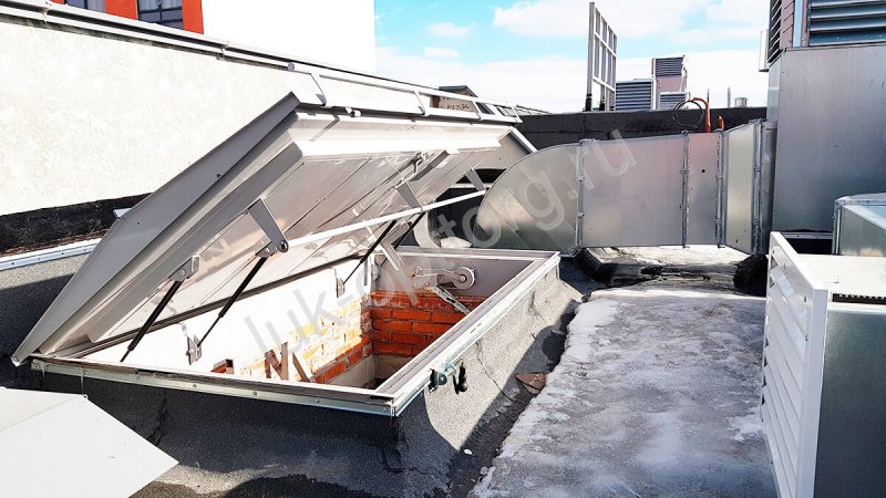 Люк противопожарный выхода на кровлю quot;Небоскребquot; 950 * 2470 (Ш * В)