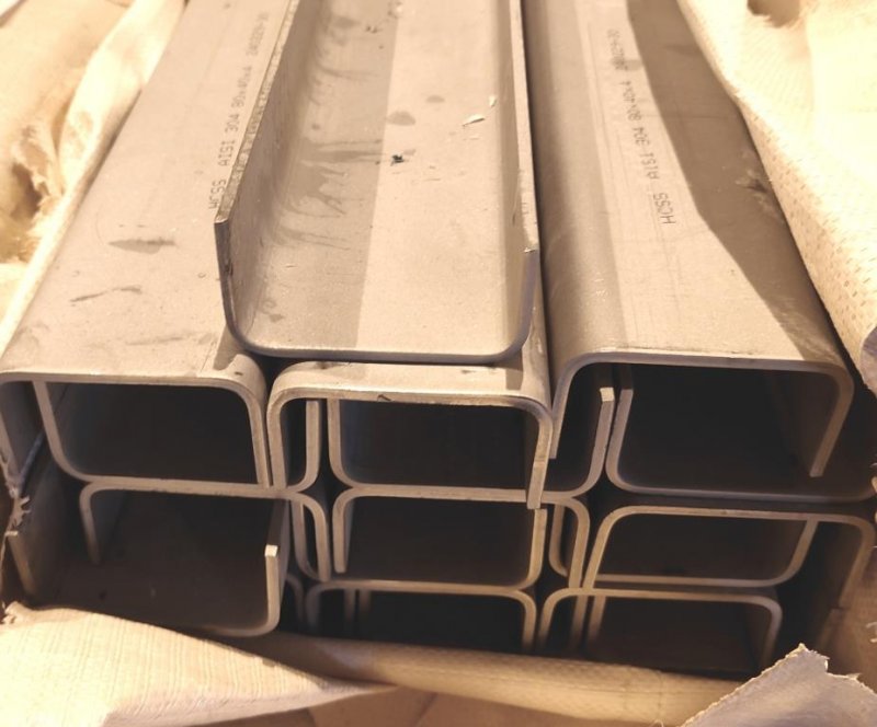 Швеллер нержавеющий гнутый AISI 304 20х40х20х3 25х50х25х3 30х60х30х3