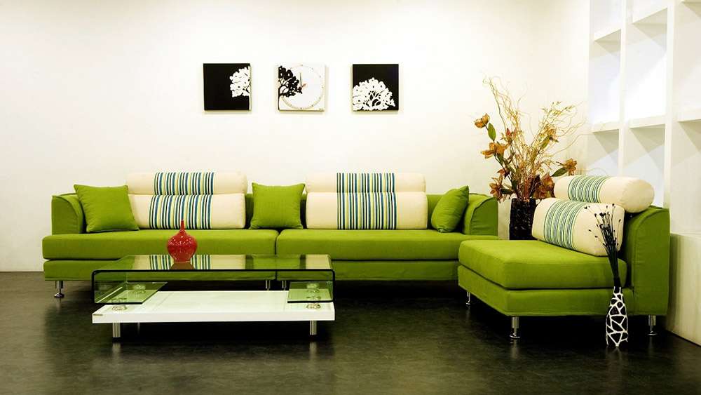 Угловой диван светло-зеленого цвета в интерьере в современном стиле 