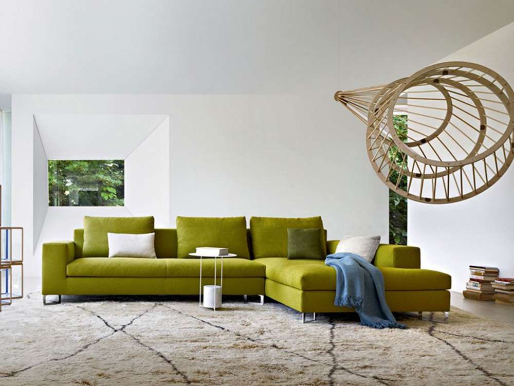 Сочетание зеленого дивана с серым интерьером 