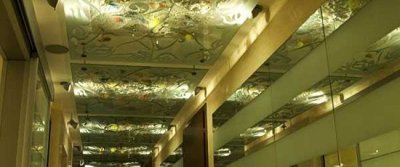 Зеркальный подвесной потолок – особенности видов и монтаж