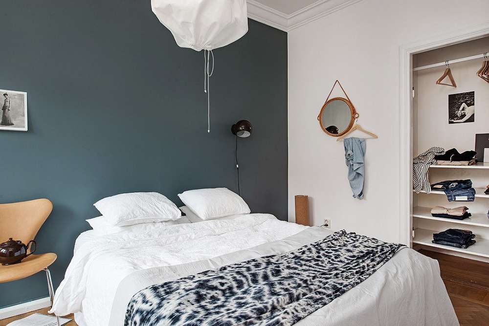 Серый и белый - основные цвета в этом дизайне интерьера спальни 