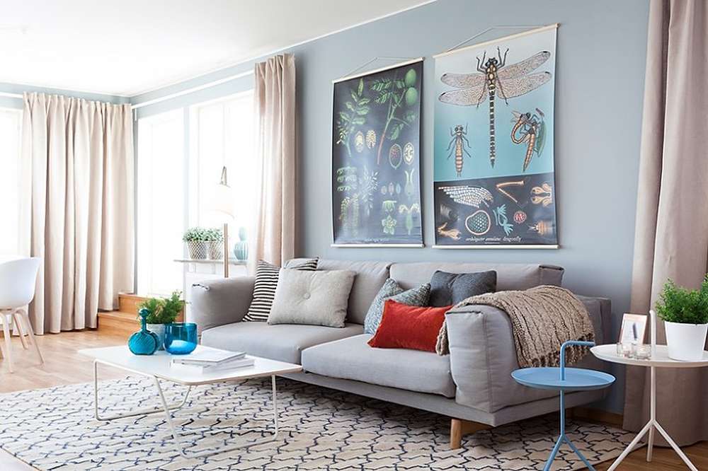 Серый диван отлично вписывается в бежево-голубой интерьер 