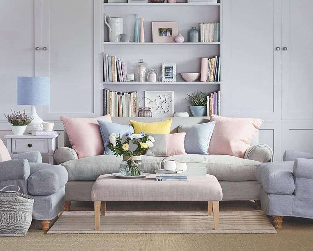 Сочетание серого, розового и голубого в интерьере гостиной