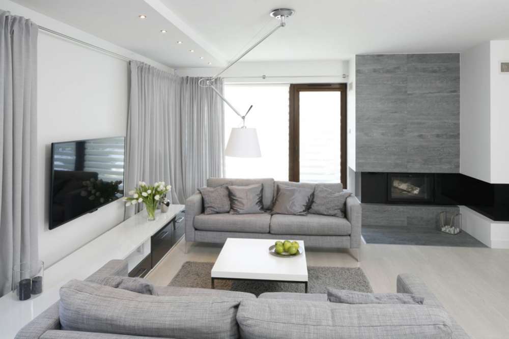 Сочетание серых - дивана, стен и штор 