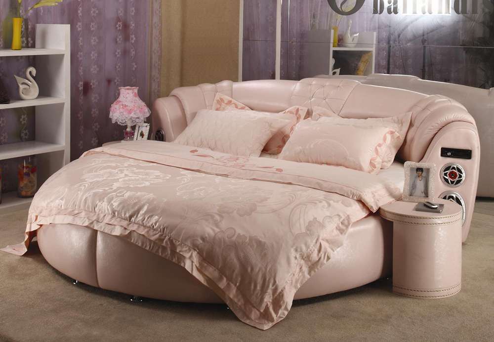 Необычная форма кровати - фишка романтического стиля в интерьере спальни