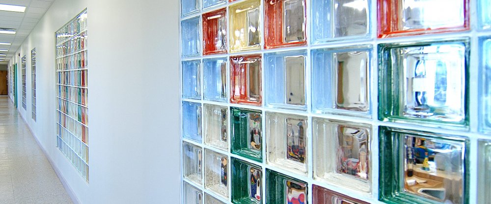 Использование стеклоблоков в интерьере квартиры