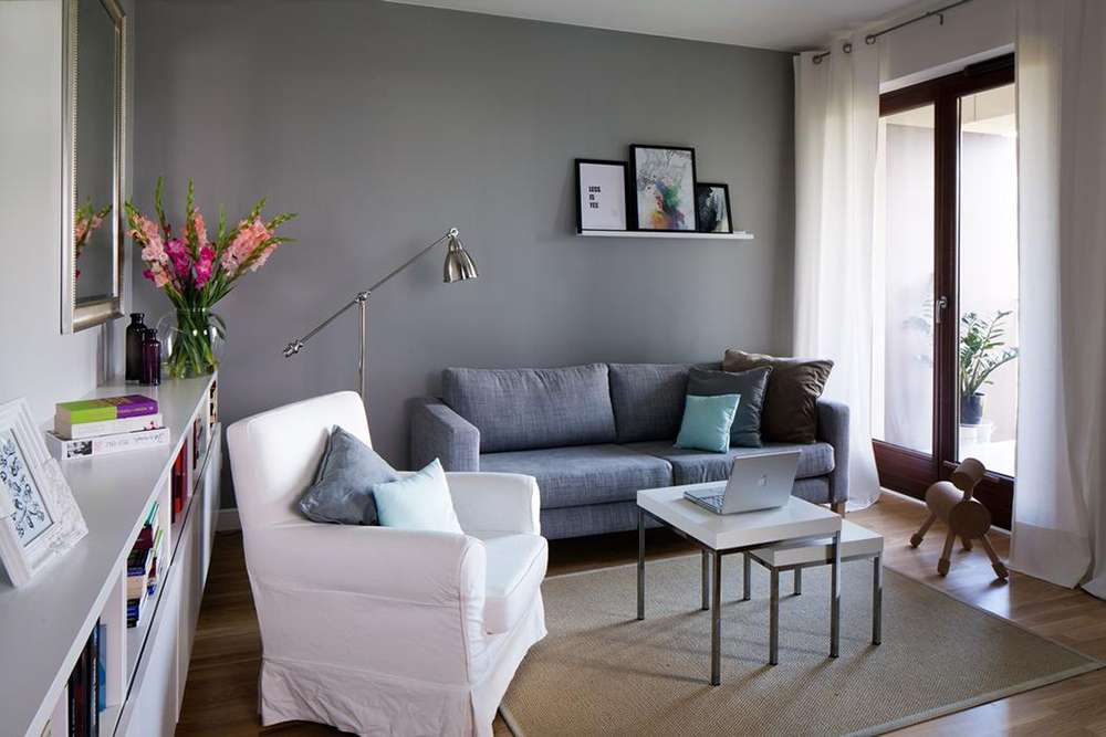 Сочетание стен серого цвета и светло-серого дивана 